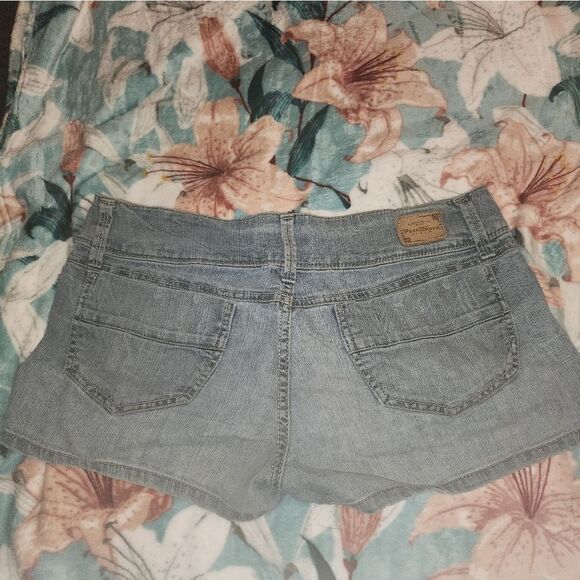 Size 9 Shorts - Picture 4 of 7